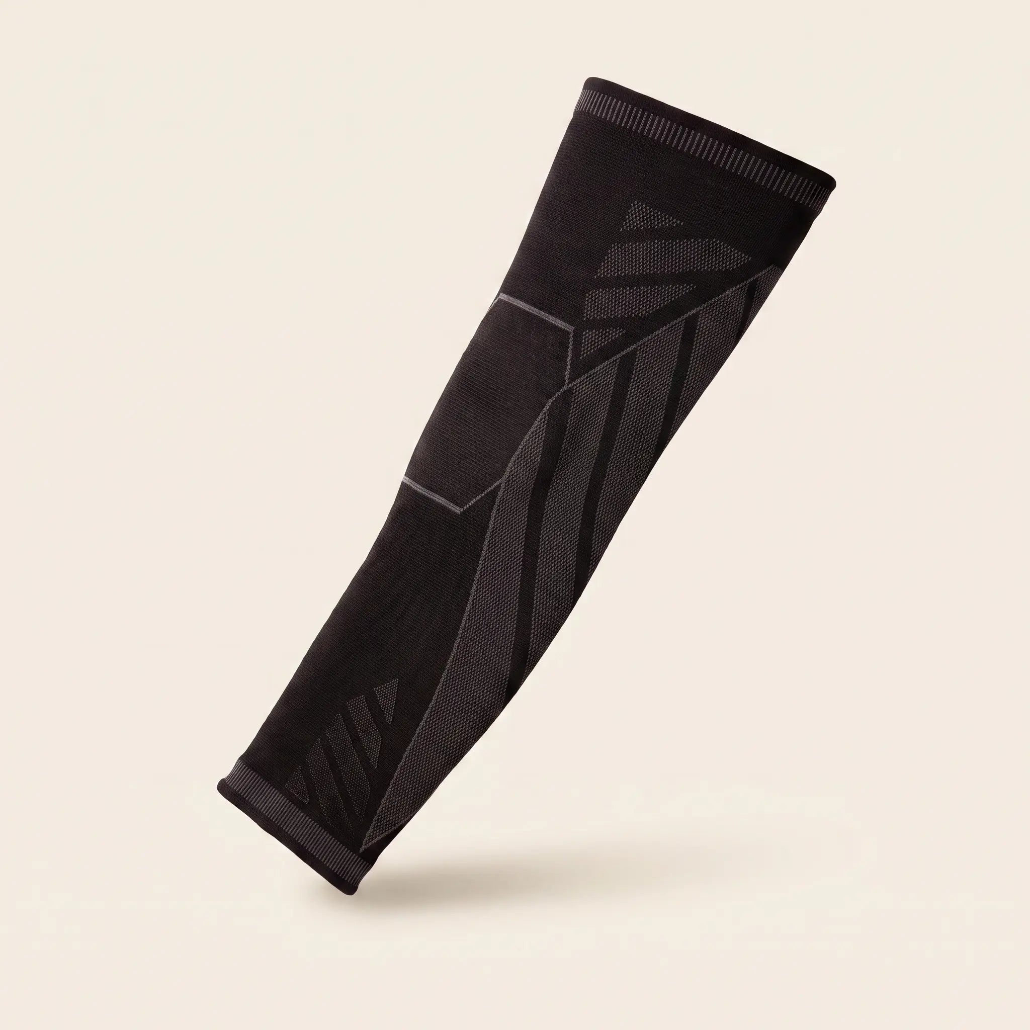 Manchon de compression Flexnea intégral noir, de la cuisse à la cheville, sur fond crème