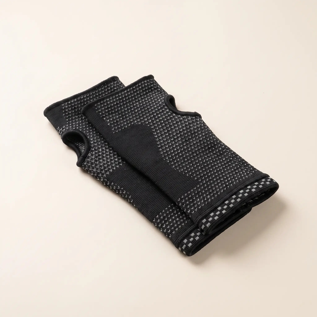 Paire de manchons de compression poignet et paume Flexnea noirs, sur fond crème