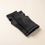 Paire de manchons de compression poignet et paume Flexnea noirs, sur fond crème