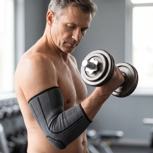 Homme en salle de sport portant la coudière de compression Flexnea