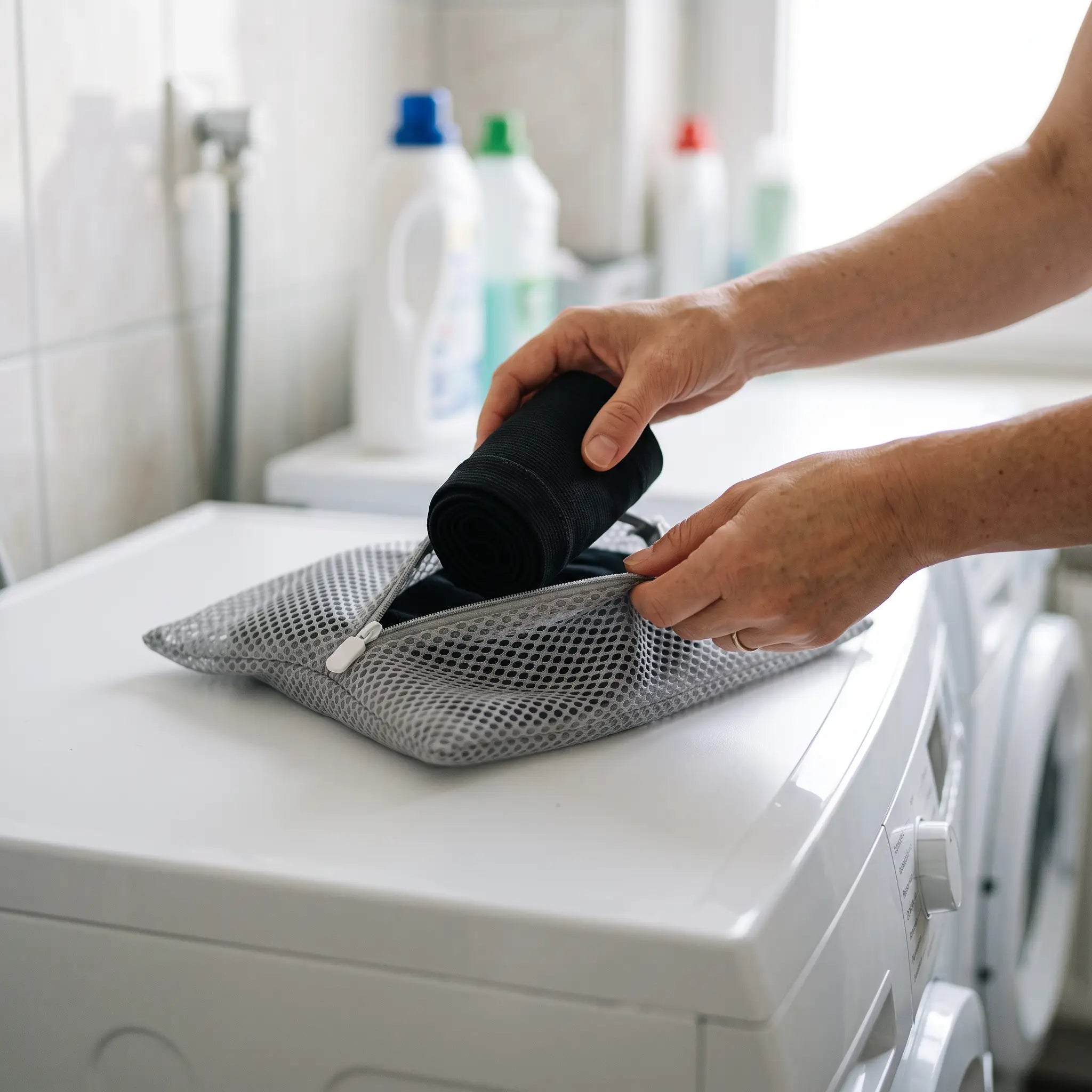 Manchon de compression Flexnea placé dans le filet de lavage avant machine