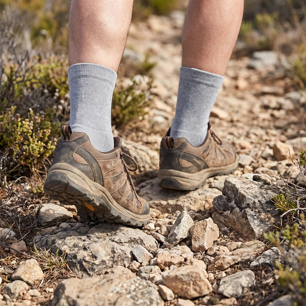 Chevillères de compression Flexnea sur un passage rocheux en randonnée