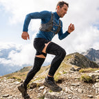 Traileur avec gilet d'hydratation portant les manchons de compression Flexnea en montée