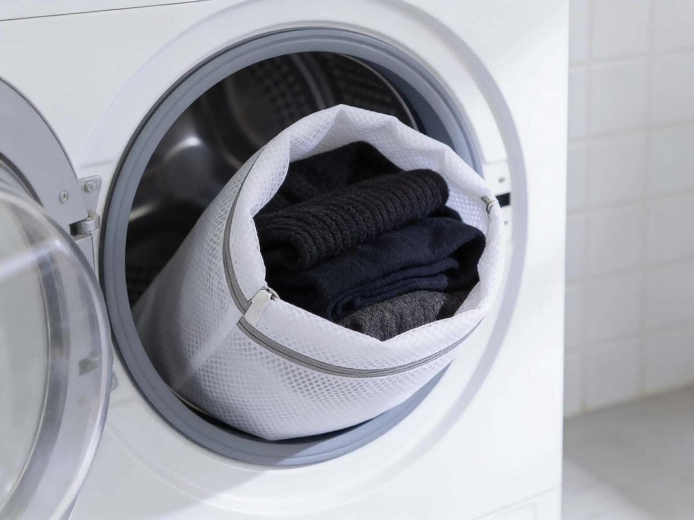 Filet de lavage fermé placé dans la machine à laver